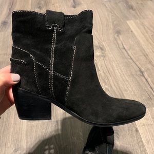 VINCE CAMUTO Suede Black Booties